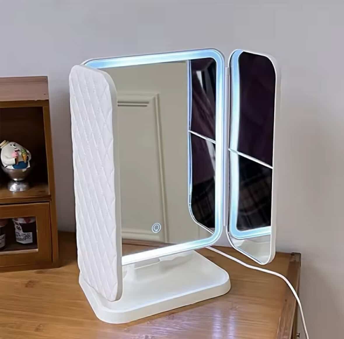 Espelho de maquilhagem de três partes com luzes LED